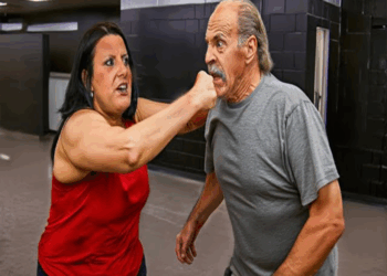 BREAKING NEWS: ASHLEY GOLD PUNC:HED LES GOLD ON THE FACE!